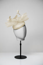 Load image into Gallery viewer, Poppy &amp; Button Fascinator